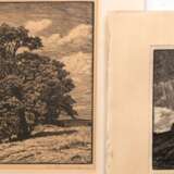 2 Holzschnitte von Hennemann, Karl (1884 Waren-1972 Schwerin) "Eiche im Frühjahr" und "Kornfeld im Regen", jeweils in der Platte monogr. "KH" und handsign. u.r., 33x43 cm und 24,5x29,5 cm, i… - Foto 1