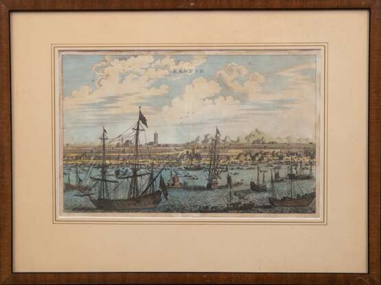 "Hafen von Kanton mit Segelschiffen und Dschunken", kolorierter Kupferstich, Blatt fleckig mit Knickspuren, 19,5x29,5 cm, im Passepartout hinter Glas und Rahmen - photo 1