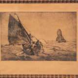 Folkerts, Poppe (1875 Norderney-1949 ebenda) "Segler auf bewegter See", Radierung, sign. u.r. und in der Platte u.l., Blatt gebräunt und an den Rändern fleckig, 25x35 cm, hinter Glas und Rahmen - photo 1