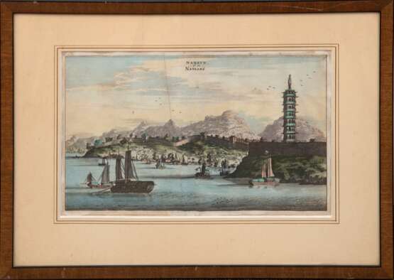 "Namkan oder Nankang", kolorierter Kupferstich, Blatt fleckig und Knickspuren, 19,5x29,5 cm, im Passepartout hinter Glas und Rahmen - фото 1