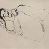 Klimt, Gustav (1862-1918) "Liegender Akt", Heliogravur, nach einer Studie um 1910,in der Platte sign., 10,5x18 cm, im Passepartout hinter Glas und Rahmen - фото 1