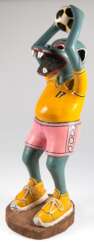 Lilanga, George (1934 Maas-2005 Deressalam, Tansania) &quot;Footballspieler mit Ball&quot;, Holz geschnitzt und farbig gefaßt, auf Holzplinthe signiert, 1 Arm gebrochen, Ball mit Schwundriß, H. 69 cm, mit Zertifikat, Pro…