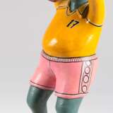 Lilanga, George (1934 Maas-2005 Deressalam, Tansania) "Footballspieler mit Ball", Holz geschnitzt und farbig gefaßt, auf Holzplinthe signiert, 1 Arm gebrochen, Ball mit Schwundriß, H. 69 cm, mit Zertifikat, Pro… - photo 1