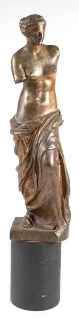 Figur "Venus von Milo", Metallguß z.T. bronziert, H. 41,5 cm, auf zylindrischem Metallsockel montiert, Ges.-H-. 56 cm - photo 1