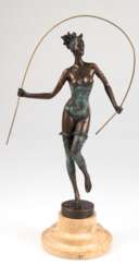 Bronze-Figur &quot;Tänzerin mit Seil&quot;, braun und z.T. grün patiniert, auf runder Plinthe signiert &quot;Milo&quot;, Gießerplakette &quot;J.B. Deposee Paris&quot;, H. 29 cm, auf rundem, hellbraunem Steinsockel, Ges.…