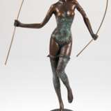 Bronze-Figur "Tänzerin mit Seil", braun und z.T. grün patiniert, auf runder Plinthe signiert "Milo", Gießerplakette "J.B. Deposee Paris", H. 29 cm, auf rundem, hellbraunem Steinsockel, Ges.… - Foto 1