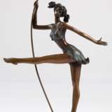 Bronze-Figur "Tänzerin an Stange", braun und z.T. grün patiniert, auf runder Plinthe signiert "Milo", Gießerplakette "J.B. Deposee Paris", H. 34 cm, auf rundem, hellbraunem Steinsockel, Ges… - фото 1