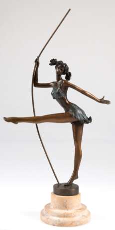 Bronze-Figur "Tänzerin an Stange", braun und z.T. grün patiniert, auf runder Plinthe signiert "Milo", Gießerplakette "J.B. Deposee Paris", H. 34 cm, auf rundem, hellbraunem Steinsockel, Ges… - фото 1