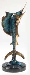 Figur &quot;Schwertfisch&quot;, Messing z.T. türkisfarben gefaßt, H. 38 cm, auf runder schwarzer Steinplinthe, Ges.-H. 40,5 cm