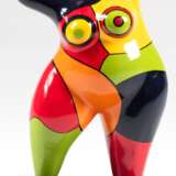 Figur "Nana" im Stil von Niki de Saint Phalle, polychrom bemalt, auf rechteckigem Holzsockel, Ges.-H. 23 cm - photo 1