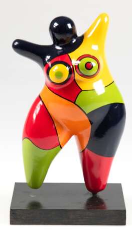 Figur "Nana" im Stil von Niki de Saint Phalle, polychrom bemalt, auf rechteckigem Holzsockel, Ges.-H. 23 cm - photo 1