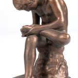 Figur "Der Dornauszieher", Gips, bronziert (min Fehlstellen), nach antikem Vorbild, bez. Austin 1962, H. 22,5 cm - Foto 1
