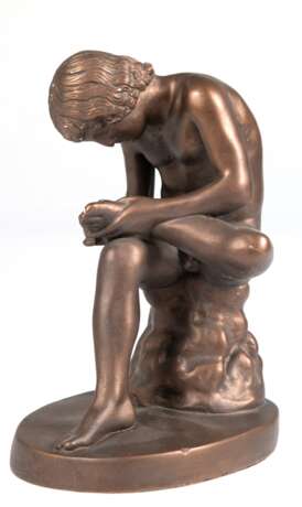 Figur "Der Dornauszieher", Gips, bronziert (min Fehlstellen), nach antikem Vorbild, bez. Austin 1962, H. 22,5 cm - Foto 1