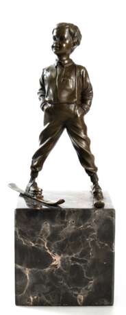 Bronze-Figur "Kesser Junge auf Ski", Nachguß, braun patiniert bez. "F.Paris", Gießermarke "BJB", H. 18,5 cm, auf marmoriertem Steinsockel, Ges.-H. 28,5 cm - photo 1
