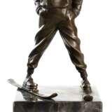Bronze-Figur "Kesser Junge auf Ski", Nachguß, braun patiniert bez. "F.Paris", Gießermarke "BJB", H. 18,5 cm, auf marmoriertem Steinsockel, Ges.-H. 28,5 cm - photo 1