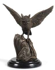 Bronze-Figur &quot;Eule mit ausgebreiteten Flügeln&quot;, braun patiniert, Gießerplakette &quot;JB Deposee&quot;, auf rundem schwrzem Steinsockel, Ges.-H. 23 cm
