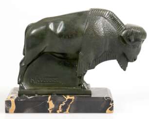 Art Deco-Skulptur &quot;Bison&quot;, Metallguß, dunkelgrün patiniert, Frankreich, bez. &quot;M. Le Verrier&quot;, auf Marmorplinthe, Ges.H. 13,5 cm