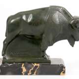 Art Deco-Skulptur "Bison", Metallguß, dunkelgrün patiniert, Frankreich, bez. "M. Le Verrier", auf Marmorplinthe, Ges.H. 13,5 cm - photo 1