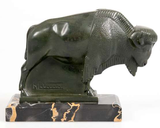 Art Deco-Skulptur "Bison", Metallguß, dunkelgrün patiniert, Frankreich, bez. "M. Le Verrier", auf Marmorplinthe, Ges.H. 13,5 cm - photo 1