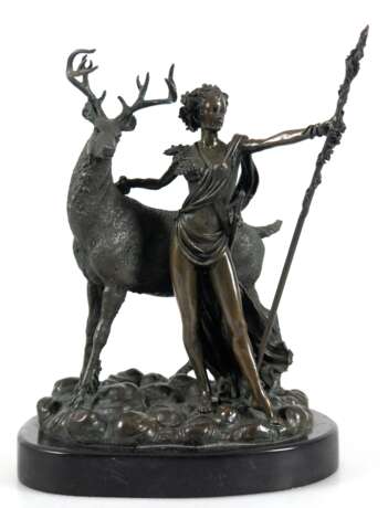 Bronze-Figur "Diana mit Hirsch", braun patiniert, bezeichnet "Coreira", auf ovalem schwarzem Steinsockel, Ges.-H. 27,5 cm - фото 1