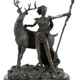 Bronze-Figur "Diana mit Hirsch", braun patiniert, bezeichnet "Coreira", auf ovalem schwarzem Steinsockel, Ges.-H. 27,5 cm - фото 1