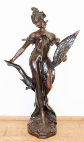 Große Bronze-Figur nach Eduardo Rossi "Junges Mädchen im fließenden Kleid vor Blattpflanze stehend", braun patiniert, auf Sockel bez. "E. Rossi", rücks. Blattstiel repariert, H. 112 cm - фото 1