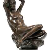 "Weiblicher Akt auf Welle", Bronze, braun patiniert, monogr. V.C., H. 61 cm, auf Marmorplinthe, H. 3 cm - Foto 1