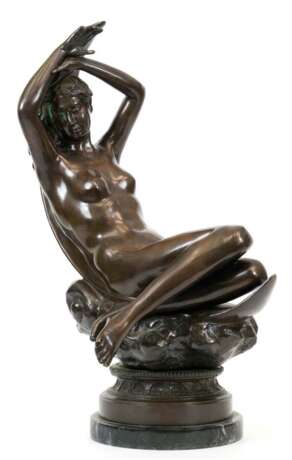 "Weiblicher Akt auf Welle", Bronze, braun patiniert, monogr. V.C., H. 61 cm, auf Marmorplinthe, H. 3 cm - Foto 1