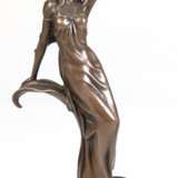 Kerzenständer im Jugendstil, figürlich "Junge Frau im fließenden Gewand mit blütenförmiger Tülle auf dem Kopf ", Bronze, braun patiniert, bez. "Milo", Gießerplakette "J.B. Deposee Paris", a… - Foto 1