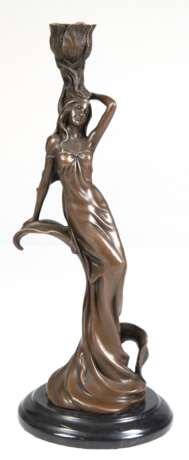 Kerzenständer im Jugendstil, figürlich "Junge Frau im fließenden Gewand mit blütenförmiger Tülle auf dem Kopf ", Bronze, braun patiniert, bez. "Milo", Gießerplakette "J.B. Deposee Paris", a… - Foto 1