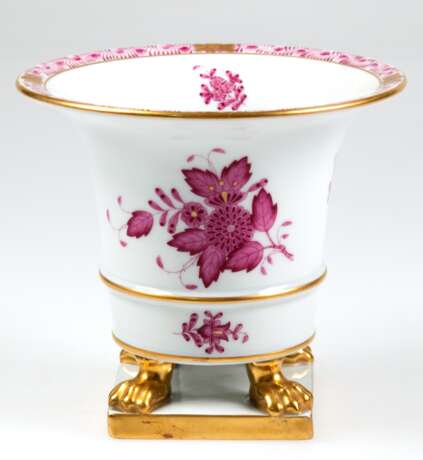 Vase, Herend, Apponyi Purpur mit Goldpunkten und -rändern, mit 4 goldenen Tatzenfüßen auf fester quadratischer Plinthe, ausgestellter Rand, H. 13 cm - photo 1