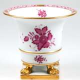 Vase, Herend, Apponyi Purpur mit Goldpunkten und -rändern, mit 4 goldenen Tatzenfüßen auf fester quadratischer Plinthe, ausgestellter Rand, H. 13 cm - photo 1