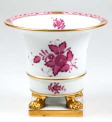 Vase, Herend, Apponyi Purpur mit Goldpunkten und -rändern, mit 4 goldenen Tatzenfüßen auf fester quadratischer Plinthe, ausgestellter Rand, H. 13 cm