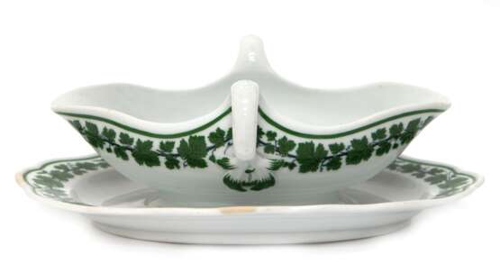 Meissen-Sauciere, 19. Jh., Weinlaub, Neuer Ausschnitt, oval, beidseitig Handhaben, 1. Wahl, L. 25 cm - photo 1
