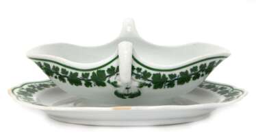 Meissen-Sauciere, 19. Jh., Weinlaub, Neuer Ausschnitt, oval, beidseitig Handhaben, 1. Wahl, L. 25 cm