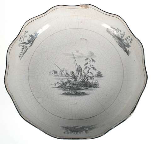 Zierschale, Fayence, Schweden, Marieber, 18. Jh., bedruckt mit asiatischen Landschaften mit Figurenstaffage, bestoßen, H. 7,5 cm, Dm. 31 cm - photo 1
