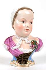 Meissen-Figur &quot;Büste Marie Zéphirine de Bourbon&quot;, Schwertermarke 1850-1924, polychrom bemalt, Blüten min. best., 1. Wahl, H. 15 cm