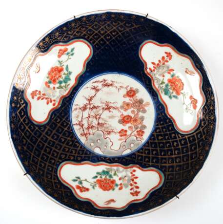 Große Imari-Schale, Japan um 1820, mit Floral- und Goldmalerei, Dm. 31 cm - Foto 1