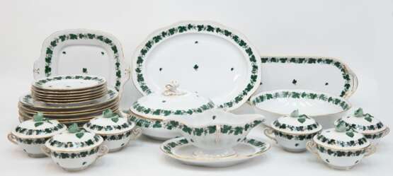Herend-Speiseservice, Weinlaub mit Goldrand, Fahne mit geschweiftem Rand und Korbrelief, feine Handmalerei, bestehend aus 8 Speisetellern Dm. 25 cm, 6 Beilagentellern Dm. 19 cm, 6 Suppentassen mit Deckel und Rosenblüten … - фото 1
