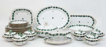Herend-Speiseservice, Weinlaub mit Goldrand, Fahne mit geschweiftem Rand und Korbrelief, feine Handmalerei, bestehend aus 8 Speisetellern Dm. 25 cm, 6 Beilagentellern Dm. 19 cm, 6 Suppentassen mit Deckel und Rosenblüten …