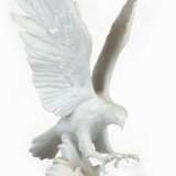 Figur "Adler mit ausgebreiteten Schwingen", Kaiser W.Germany, weißes Biskuitporzellan, H. 28 cm, lose auf rundem Holzsockel stehend - Foto 1