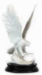 Figur &quot;Adler mit ausgebreiteten Schwingen&quot;, Kaiser W.Germany, weißes Biskuitporzellan, H. 28 cm, lose auf rundem Holzsockel stehend