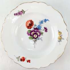 Meissen-Suppenteller, Marcolini (1774-1813), Bunte Blume 3 mit Goldrand (berieben), Rand restauriert, Stand min. best., Dm. 23 cm
