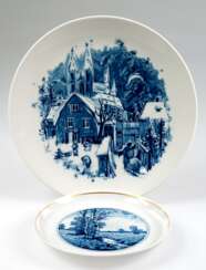 2 diverse Meissen-Wandteller mit Blaudekor, dabei &quot;Landschaft mit Birken am Bach im Sonnenaufgang&quot;, Dm. 17,5 cm und &quot;Dorfkirche im Winter&quot;, Dm. 26 cm,