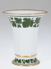 Meissen-Vase, 1924-1934, Weinlaub mit Goldrand, 1. Wahl, Gold etwas berieben, H. 16 cm