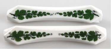 2 Meissen-Messerbänke, Weinlaub, Schwertermarke mit 2 Schleifstrichen, L. 10 cm