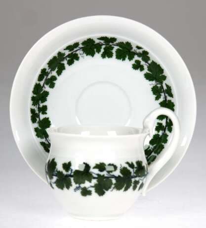Meissen-Tasse mit UT, Knaufzeit, Weinlaub, Schwanenhenkel, 2 Schleifstriche - photo 1