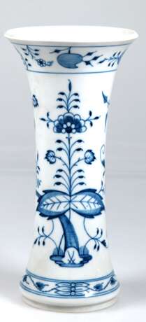 Meissen-Vase, Zwiebelmuster, Trompetenform, Schwertermarke mit 4 Schleifstrichen, H. 25,5 cm - Foto 1