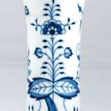 Meissen-Vase, Zwiebelmuster, Trompetenform, Schwertermarke mit 4 Schleifstrichen, H. 25,5 cm - Foto 1