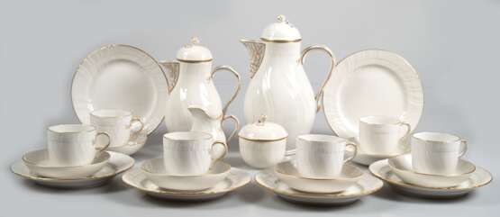 KPM-Kaffeeservice für 6 Personen, Neuozier mit Goldrand und Goldstaffage, bestehend aus Kaffeekanne (Schließnase am Deckel best.), Mokkakanne, Sahnekännchen, Zuckerdose und 6 Kaffeegedecken, blaue Zeptermarke und grüner… - фото 1